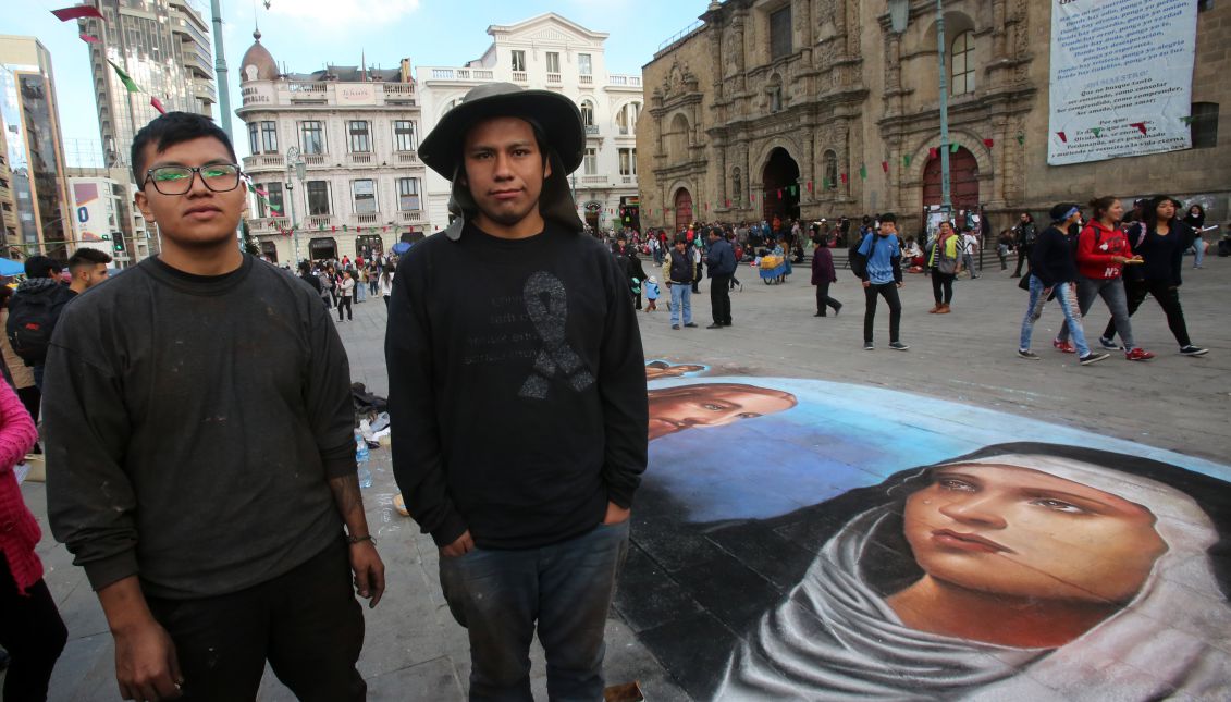 Peruvian artists Christian Ventura and Amador Quispe pose next to their chalk painting in La Paz, Bolivia, May 3, 2017. EFE/MARTIN ALIPAZ
