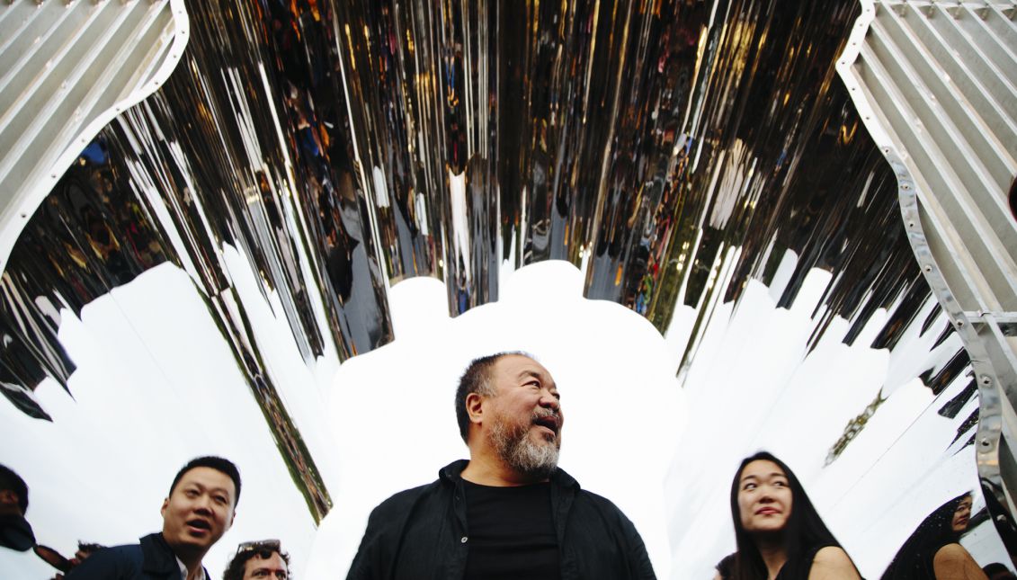 Ai Weiwei (c), artista internacional y activista de derechos humanos chino, presenta en Washington Square Park en Nueva York (EE.UU.), su exposición "Las buenas cercas hacen buenos vecinos", hoy, miércoles 11 de octubre de 2017. EFE/ALBA VIGARAY