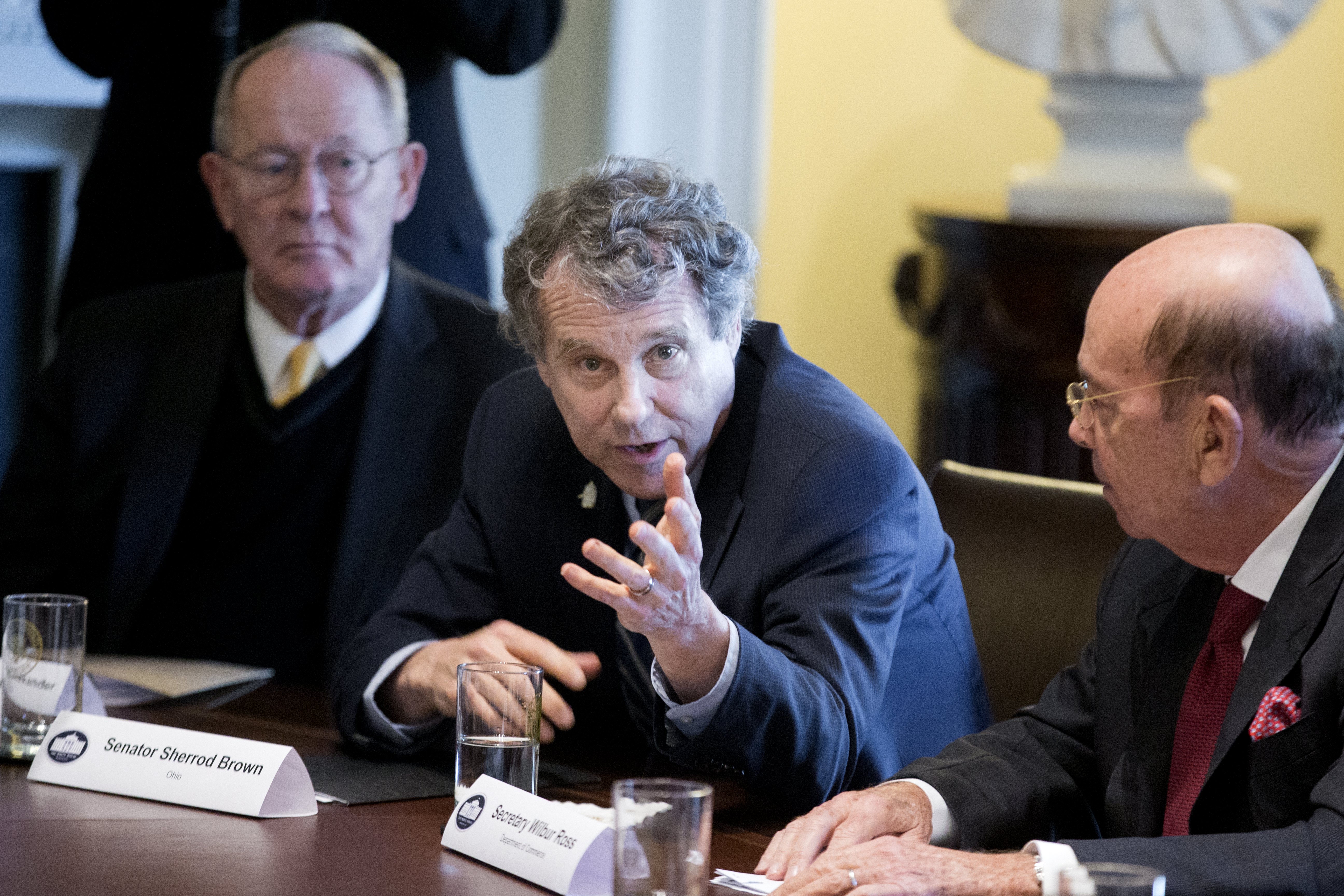Democratic Senator from Ohio Sherrod Brown (C) speaks beside Republican Senator from Tennessee Lamar Alexander (L) and US Commerce Secretary Wilbur Ross (R) during a meeting on trade and the economy with members of Congress and US President Donald J. Trump (not pictured), in the Cabinet Room of the White House in Washington, DC, USA, Feb. 13, 2018. EFE