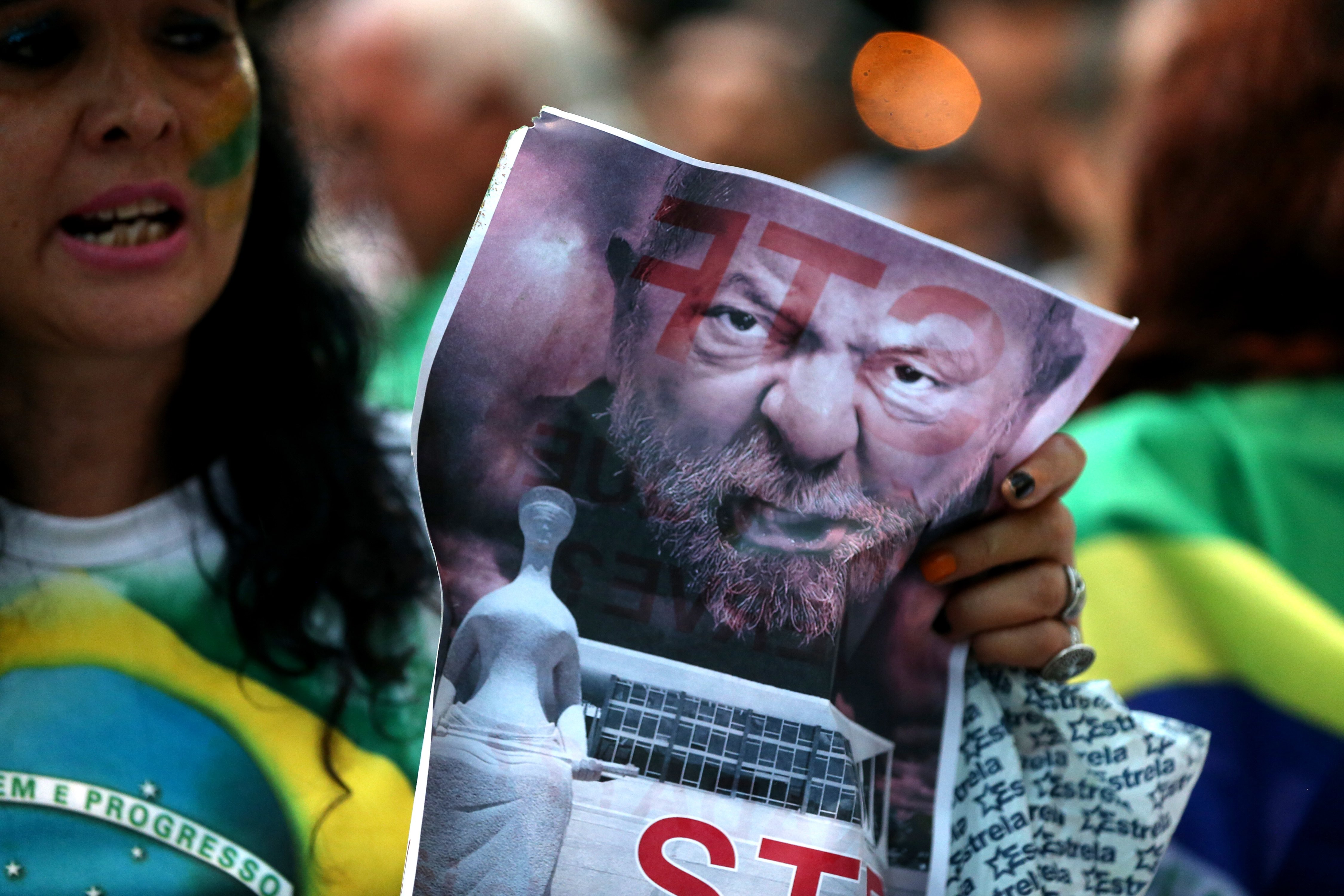 A protester holds a placard during a demonstration at the Paulista Avenue in Sao Paulo, Brazil, 03 April 2018, to pressure the Supreme Court to reject the 'habeas corpus' filed by the defense of former President Luiz Inacio Lula da Silva. EPA-EFE/FERNANDO BIZERRA JR.
