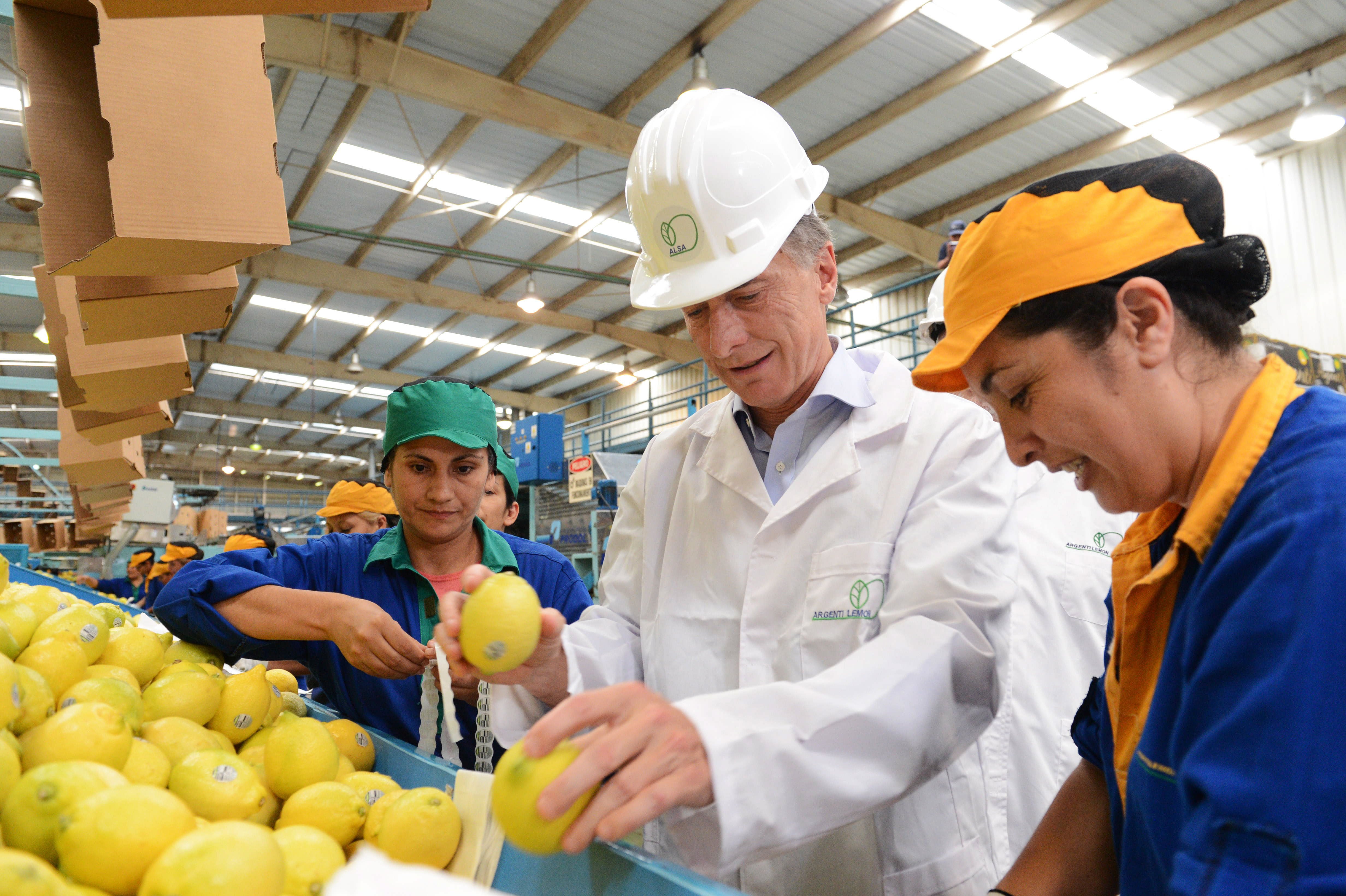 Photo provided by the Argentine president's office showing president Mauricio Macri (C) during a visit to a lemon packing plant in Tucuman, Argentina, April 18, 2018. EPA-EFE/Presidencia Argentina