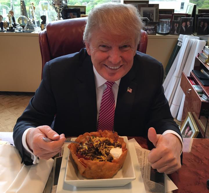 Donald Trump posa frente a un bol de tacos en el The Trump Tower Grill on Cinco de Mayo. Fuente: su propia cuenta de Instagram. 
