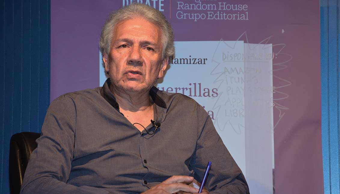 El politólgo Darío Villamizar durante la presentación de su nuevo libro “Las guerrillas en Colombia” en Barcelona, el 27 de septiembre de 2017. Foto: Casa America Catalunya
