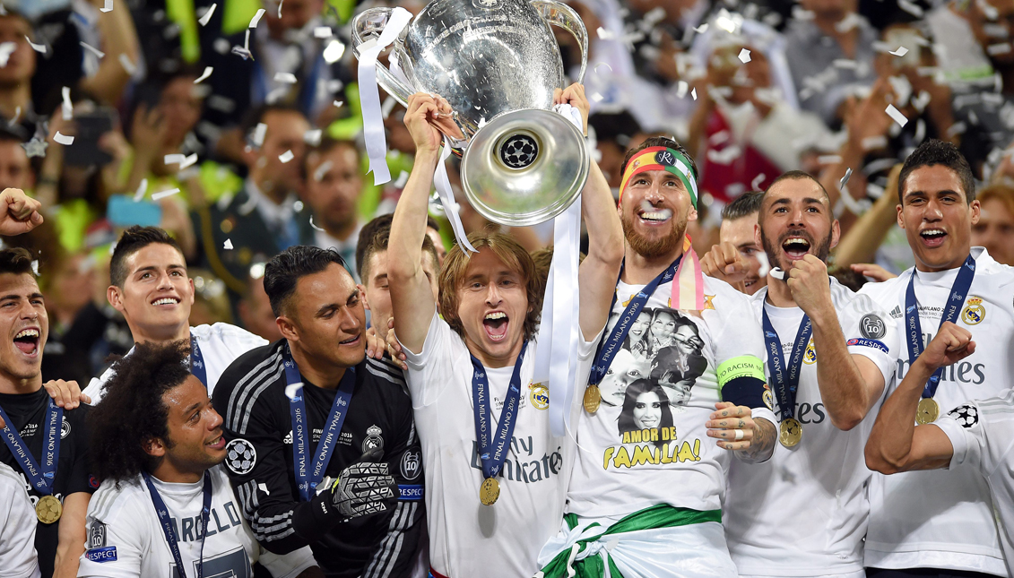 Luka Modric of Real Madrid lifts the trophy after Real Madrid won the UEFA Champions League final between Real Madrid and Atletico Madrid at the Giuseppe Meazza Stadium in Milan, Italy, 28 May 2016. (Liga de Campeones, Italia) EFE
