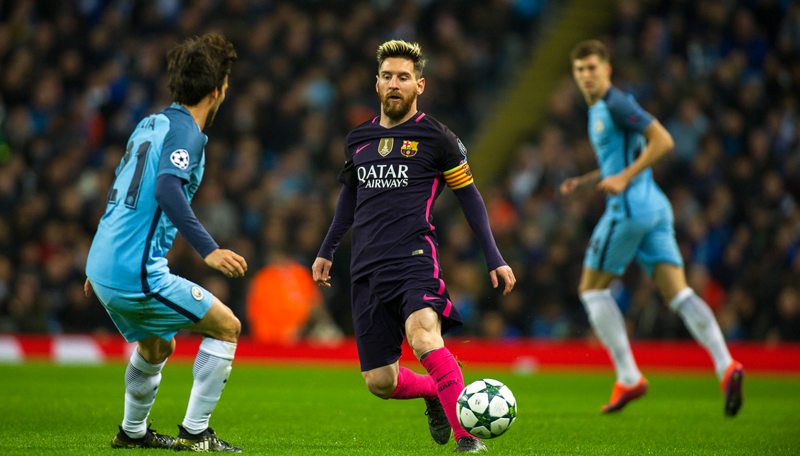 El jugador del Barcelona Lionel Messi (c) pasa el balón ante la marca de John Stones David Silva (i) y John Stones (d), de Manchester City, durante un partido por el grupo C de la Liga de Campeones entre el Manchester City y el FC Barcelona, en Manchester (Reino Unido). EFE
