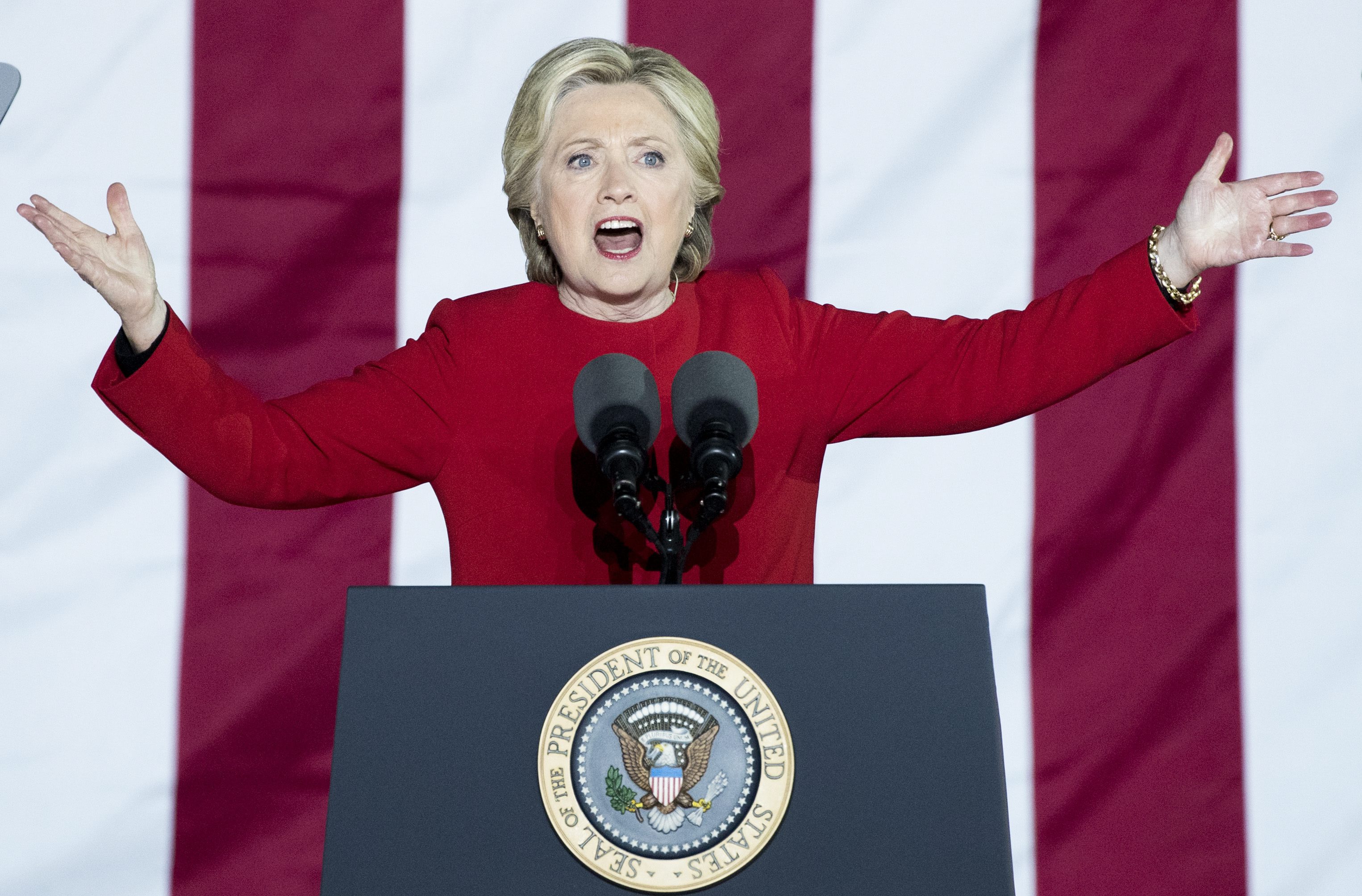 La candidata demócrata por la presidencia de Estados Unidos, Hillary Clinton, en el Salón de la Independencia en un acto de campaña en Filadelfia. Foto: EFE
