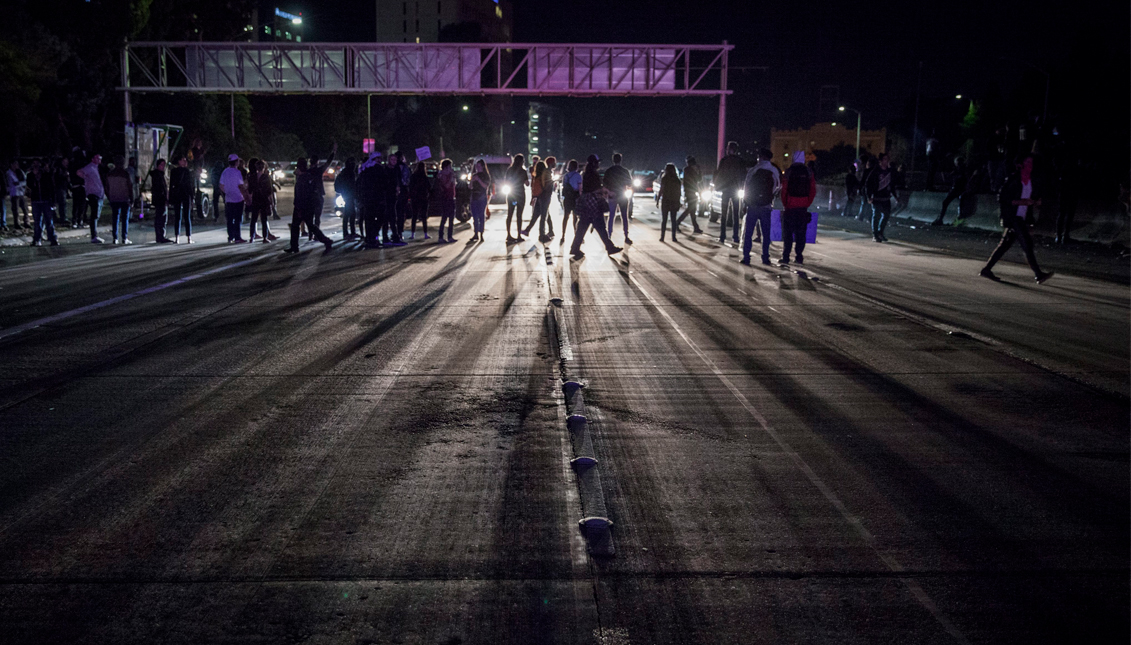 Varios manifestantes bloquean el tráfico en la autopista HWY 580 mientras participan en una protesta en Oakland, California (Estados Unidos) contra la elección del republicano Donald Trump como nuevo presidente estaodunidense, el 10 de noviembre de 2016. EFE
