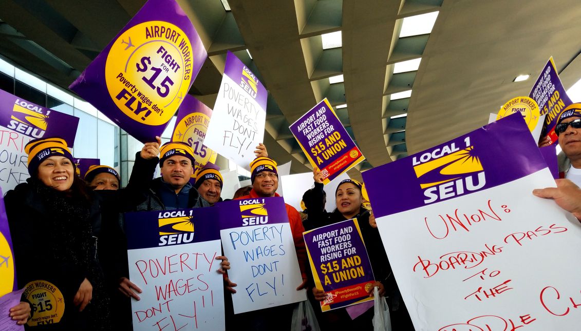 Protests in O'Hare International Airport yesterday to demand an increase in minimum wage. EFE/Enrique García Fuentes
