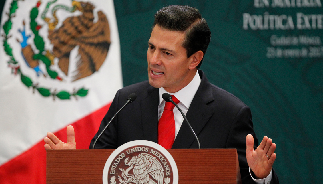 El presidente de México, Enrique Peña Nieto, habla durante un acto en la residencia oficial de los Pinos en la Ciudad de México (México). Peña Nieto, dijo que buscará una "negociación integral" con el nuevo Gobierno de EE.UU., que incluya todos los temas, y pidió que cualquier repatriación de indocumentados se lleve a cabo de "manera ordenada y coordinada". EFE
