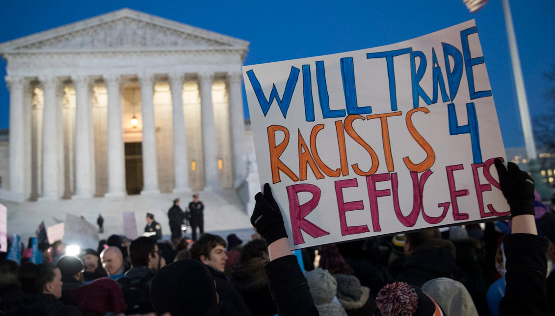 People along with members of the Senate and the US House. Participate at a rally in opposition to the US President's immigration ban. Donald Trump, in front of the Supreme Court in Washington. EFE
