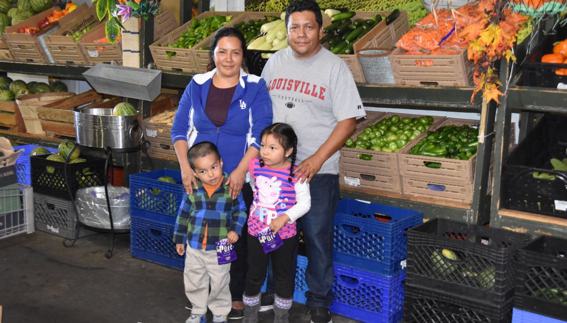 Las familias Latinas como los Tuch, originarios de Guatemala, viven con miedo a las deportaciones bajo el gobierno de Trump.. EFE/IVAN MEJIA
