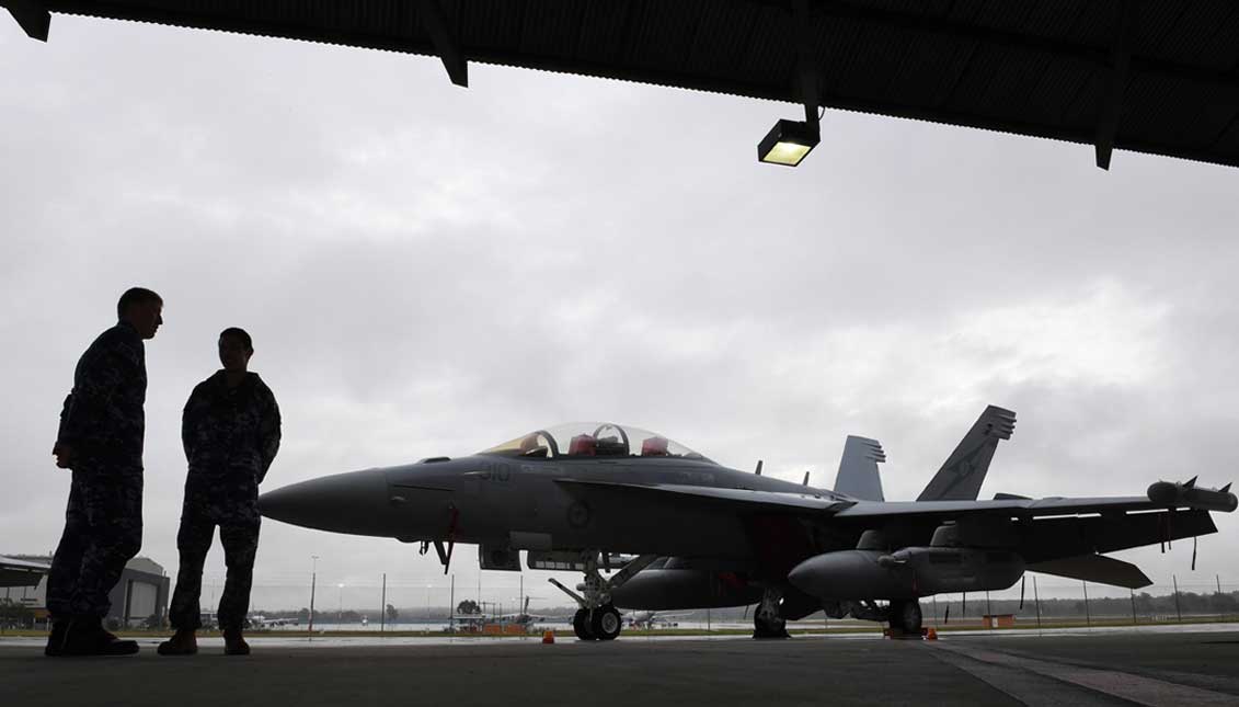  Un avión australiano EA-18G Growler llega a la base Royal Australian Air Force (RAAF) al oeste de Brisbane hoy, viernes 7 de julio de 2017, en Queensland (Australia). El EA-18G Growler es un avión de ataque electrónico aerotransportado capaz de proporcionar soporte de guerra electrónica a nivel de fuerza interrumpiendo, engañando o negando una amplia gama de sistemas electrónicos militares, incluyendo radares y comunicaciones. EFE
