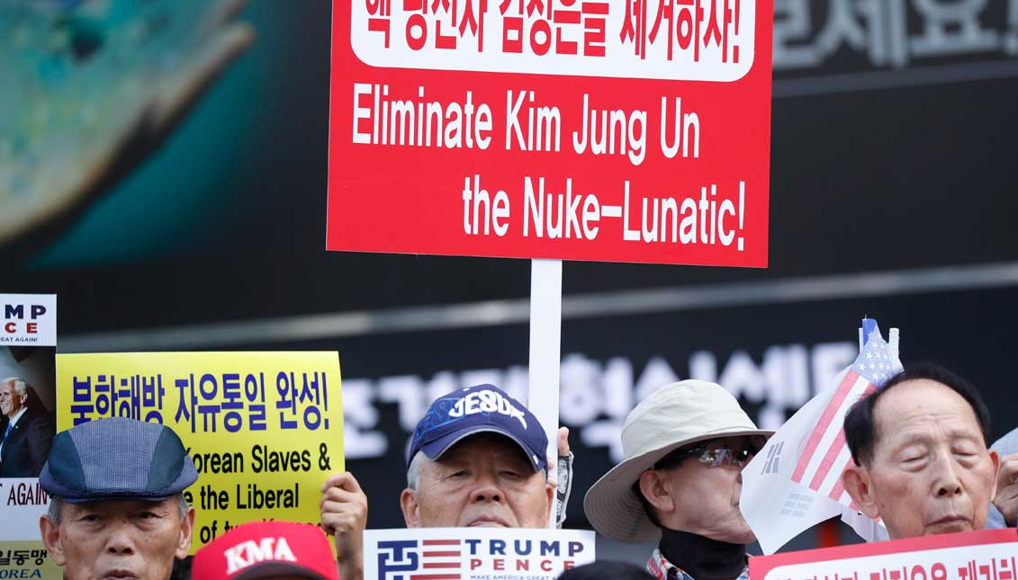 Desertores de Corea del Norte y activistas gritan eslóganes  durante una manifestación contra la sexta prueba nuclear de Corea del Norte, en el centro de Seúl (Corea del Sur). EFE
