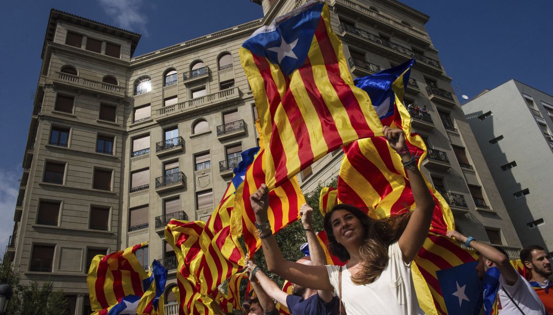 Un grupo de los miles de estudiantes que recorren el centro de Barcelonadurante la manifestación, ante la Jefatura de la Policía, custodiada por los Mossos, convocada con motivo de la jornada de paro, avalada por algunos sindicatos, entidades soberanistas y otras formaciones , en protesta por la actuación policial durante el referéndum organizado el domingo por la Generalitat a pesar de la suspensión del Tribunal Constitucional. EFE/Enric Fontcuberta