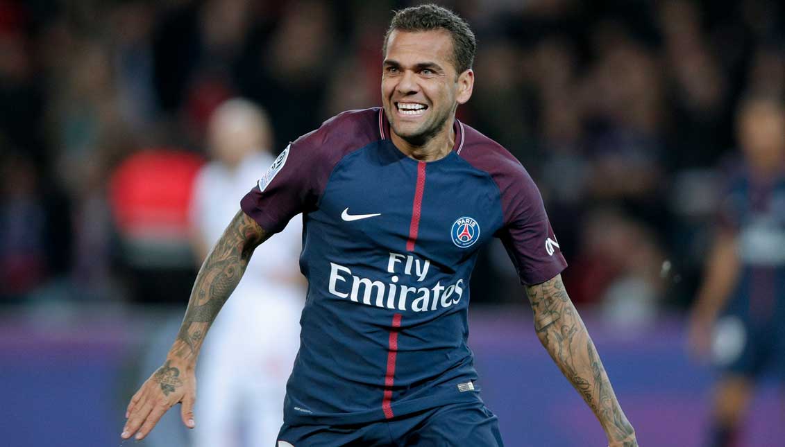 believe Alves is one of the most underrated players in planet football. It is true nobody doubts his great level, but he should be included amongst the World’s Top 5 and he is not. At 34, Alves, like good wine, keeps improving with time. EFE