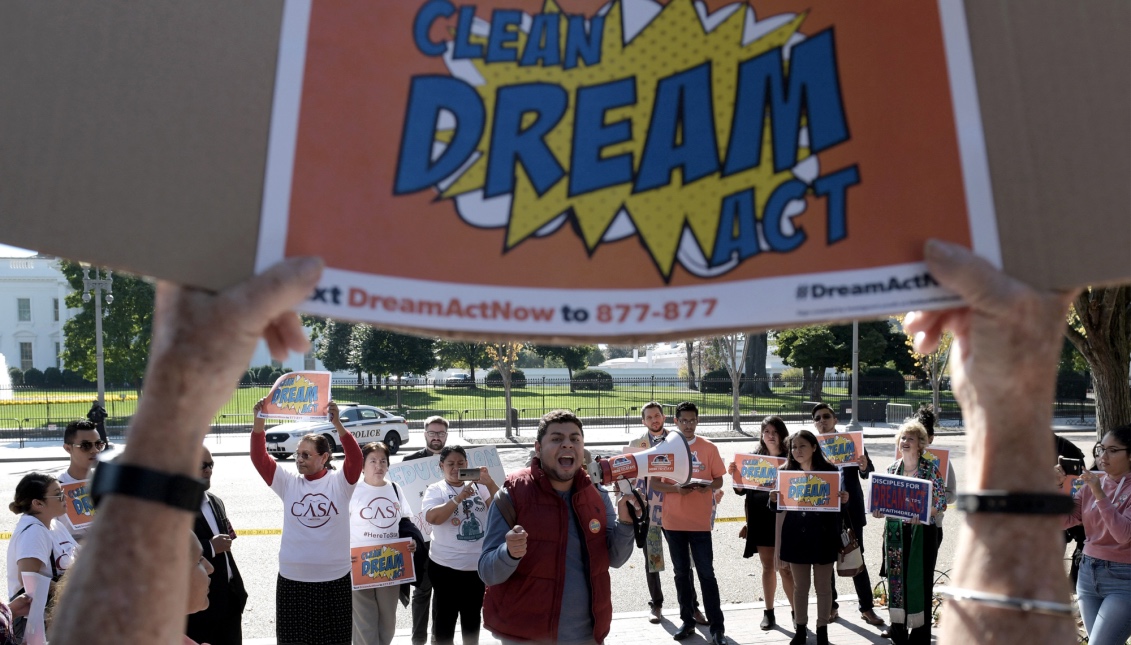El estudiante Ricardo Campos (c), habla a favor del proyecto Dream Act durante una manifestación convocada este jueves 2 de noviembre por el grupo United We Dream en en Washington D.C. EFE
