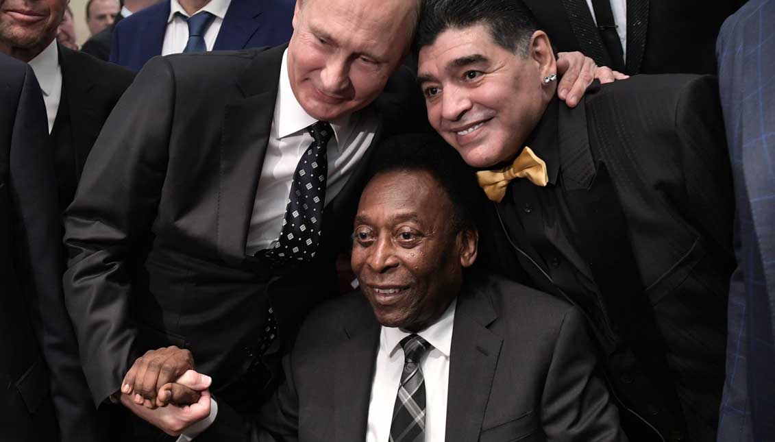 El presidente ruso Vladimir Putin (izda) posa junto al argentino Diego Armando Maradona (dcha) y al brasileño Pelé, antes del sorteo del Mundial de Rusia 2018 celebrado en el Palacio del Kremlin de Moscú, Rusia, el 1 de diciembre del 2017. EFE
