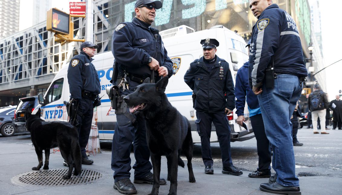 Un ataque terrorista en la principal estación de autobuses de Nueva York dejó el lunes cuatro heridos, entre ellos el presunto autor del atentado, Akayed Ullah, un joven de 27 años y de origen bangladeshí que fue detenido tras la explosión. EFE/Justin Lane
