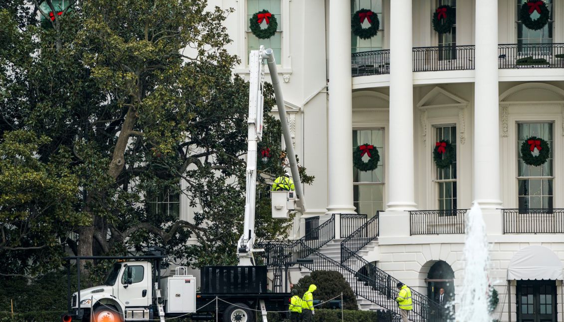 Trabajadores preparan la maquinaria para talar el simbólico magnolia Jackson, en la fachada sur de la Casa Blanca de Washington DC (Estados Unidos) el pasado 27 de diciembre de 2017. La primera dama de EEUU, Melania Trump, ordenó la retirada de una magnolia histórica que decora la fachada sur de la Casa Blanca desde comienzos de 1800, debido a su mal estado de conservación. EFE/ Jim Lo Scalzo
