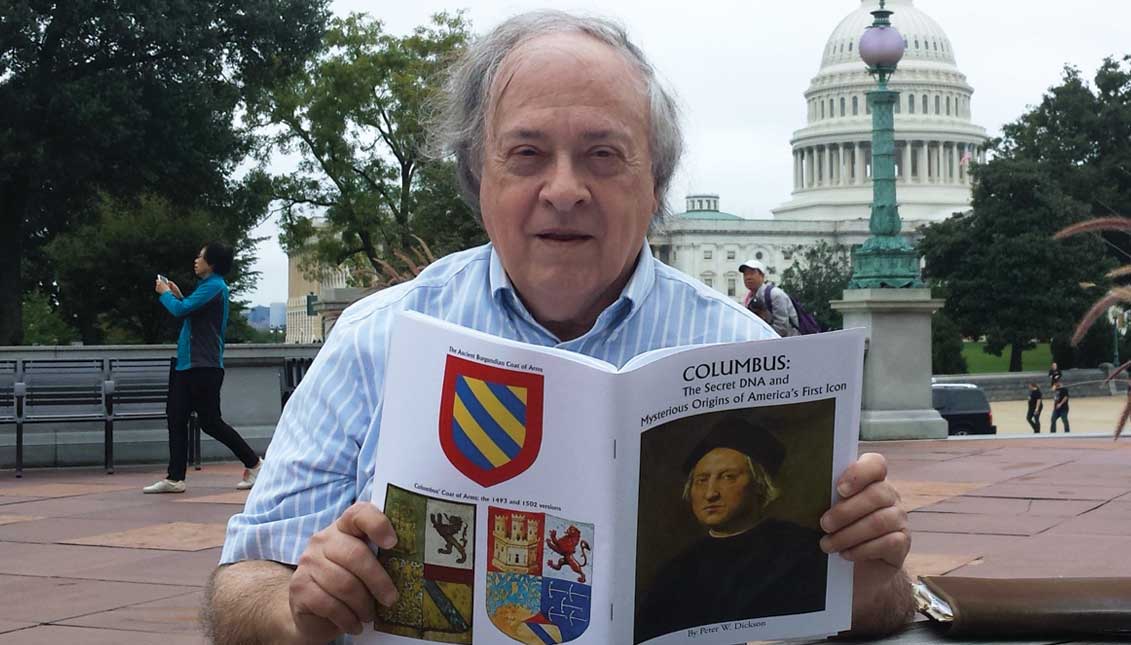 Peter Dickson exanalista político-militar especializado en la proliferación de armas nucleares para la Agencia Central de Inteligencia (CIA) de EE.UU, sosteniendo un ejemplar de su libro “Columbus: The Secret DNA and Mysterious Origins of America’s First Icon”. EFE
