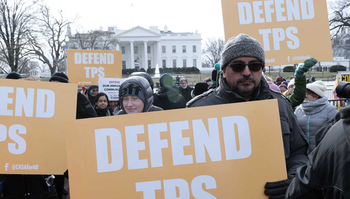 Activistas pro inmigración, líderes comunitarios e inmigrantes protestan frente a la Casa Blanca contra la cancelación del estatus de protección temporal (TPS) a los salvadoreños. EFE