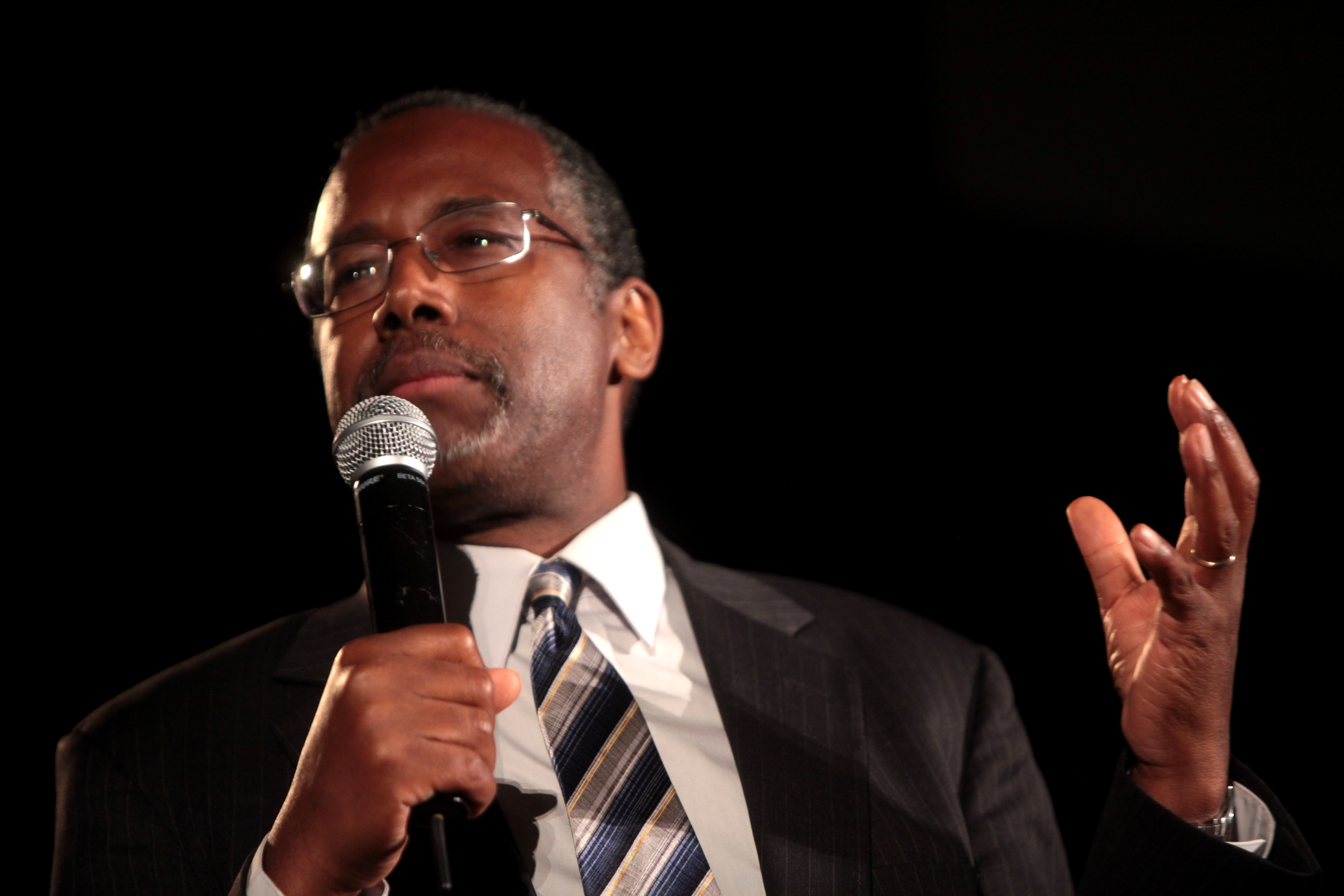 Ben Carson speaking at a gala event hosted by Wake Up America at the Westin Kierland Resort & Spa in Scottsdale, Arizona. Photo courtesy: Gage Skidmore.
