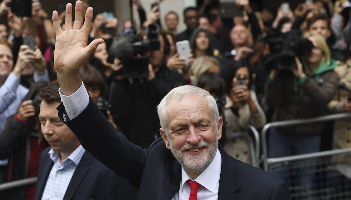 El líder del Partido Laborista, Jeremy Corbyn (c), sale de la sede de su partido en el centro de Londres (Reino Unido) hoy, 9 de junio de 2017. EFE/Facundo Arrizabalaga