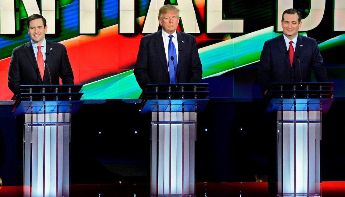 En el debate republicano en Houston el 25 de febrero de 2016, los latinos — Marco Rubio, izquierda, y Ted Cruz, derecha — sonrien mientras que Donald Trump (en el centro) frunce el ceño. EFE/LARRY W. SMITH 
