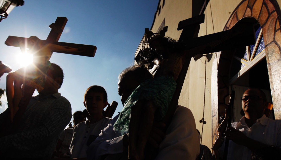 Fieles católicos participan en la peregrinación y baño de Cristos el miércoles 23 marzo de 2016, en un ritual que puede tener hasta 400 años de antigüedad y que marca el inicio de la celebración de la Semana Santa, en el municipio de San Martín de Hidalgo en Jalisco (México). EFE/Ulises Ruiz Basurto
