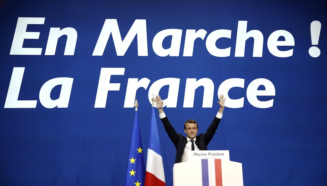 Candidato presidencial francés para el 'En Marche!' Emmanuel Macron celebra después de la primera vuelta de las elecciones presidenciales francesas en París, Francia, 23 de abril de 2017. EFE/EPA/YOAN VALAT
