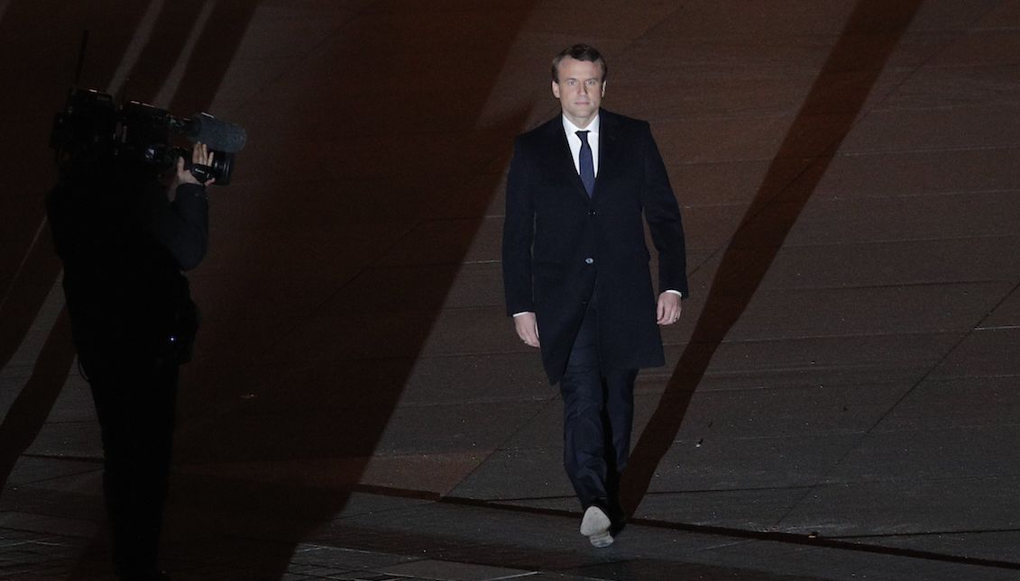 El presidente francés electo, Emmanuel Macron, camina hacia el escenario para dirigirse a sus partidarios en el Palacio del Louvre en París, Francia, 07 de mayo de 2017. EFE/EPA/CHRISTOPHE ENA