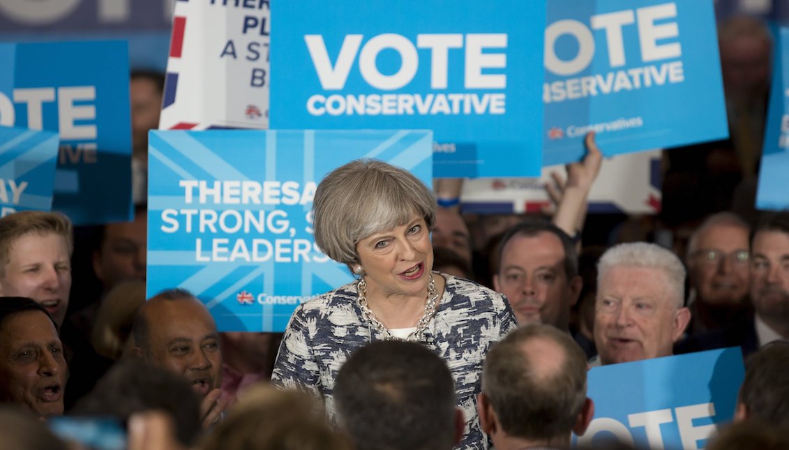 La primera ministra británica y líder del Partido Conservador, Theresa May, da un discurso durante el acto de campaña para las eleccionesgenerales en el National Conference Centre en Birmingham, centro de Inglaterra, Reino Unido, hoy, 7 de junio de 2017. EFE/Jon Super
