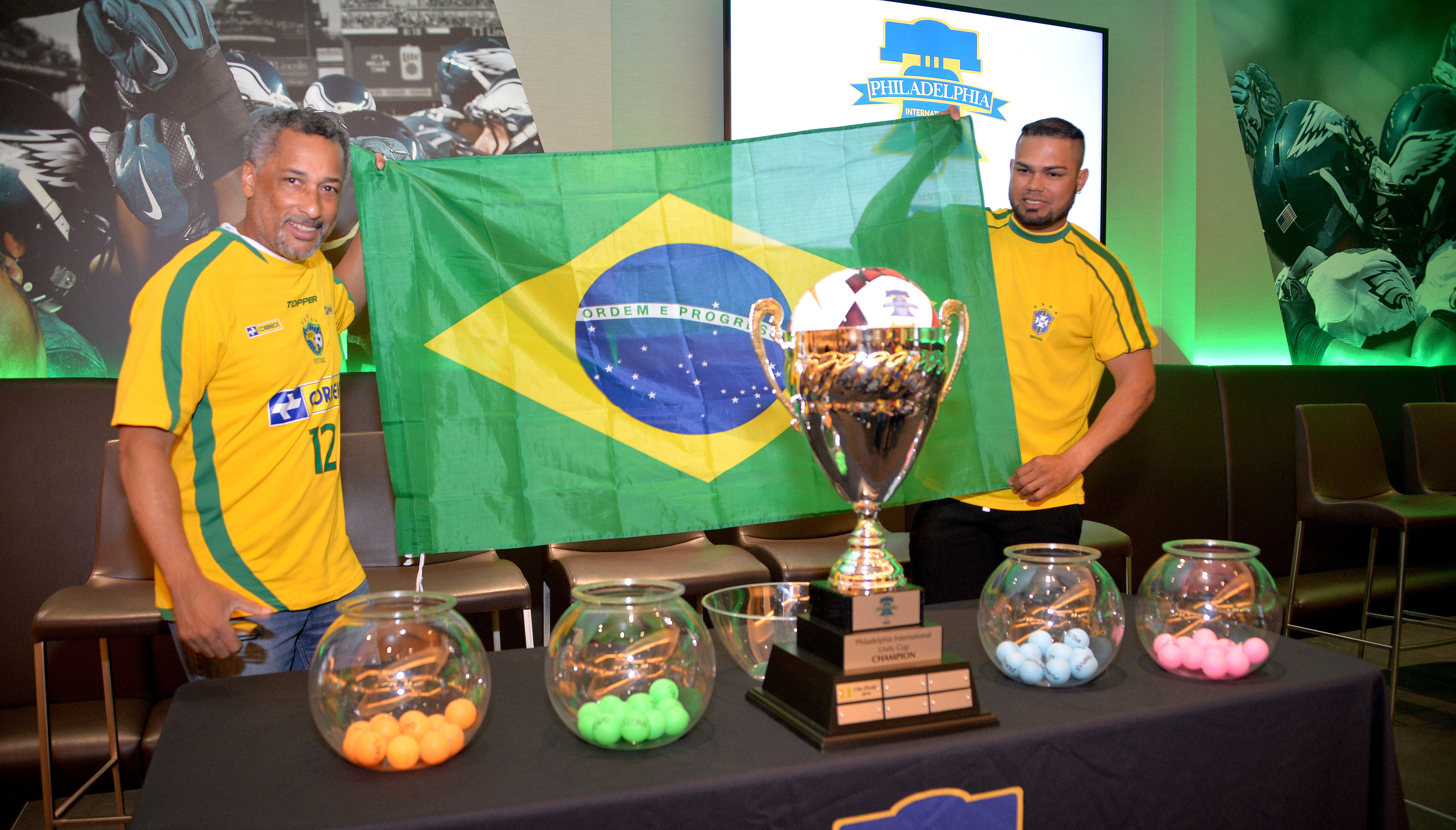 Adenilson Dos Santos y Andre Butra están emocionados pues su país natal, Brasil, estará participando en la Copa Internacional de la Unidad en Filadelfia. Foto: Peter Fitzpatrick/AL DÍA News.