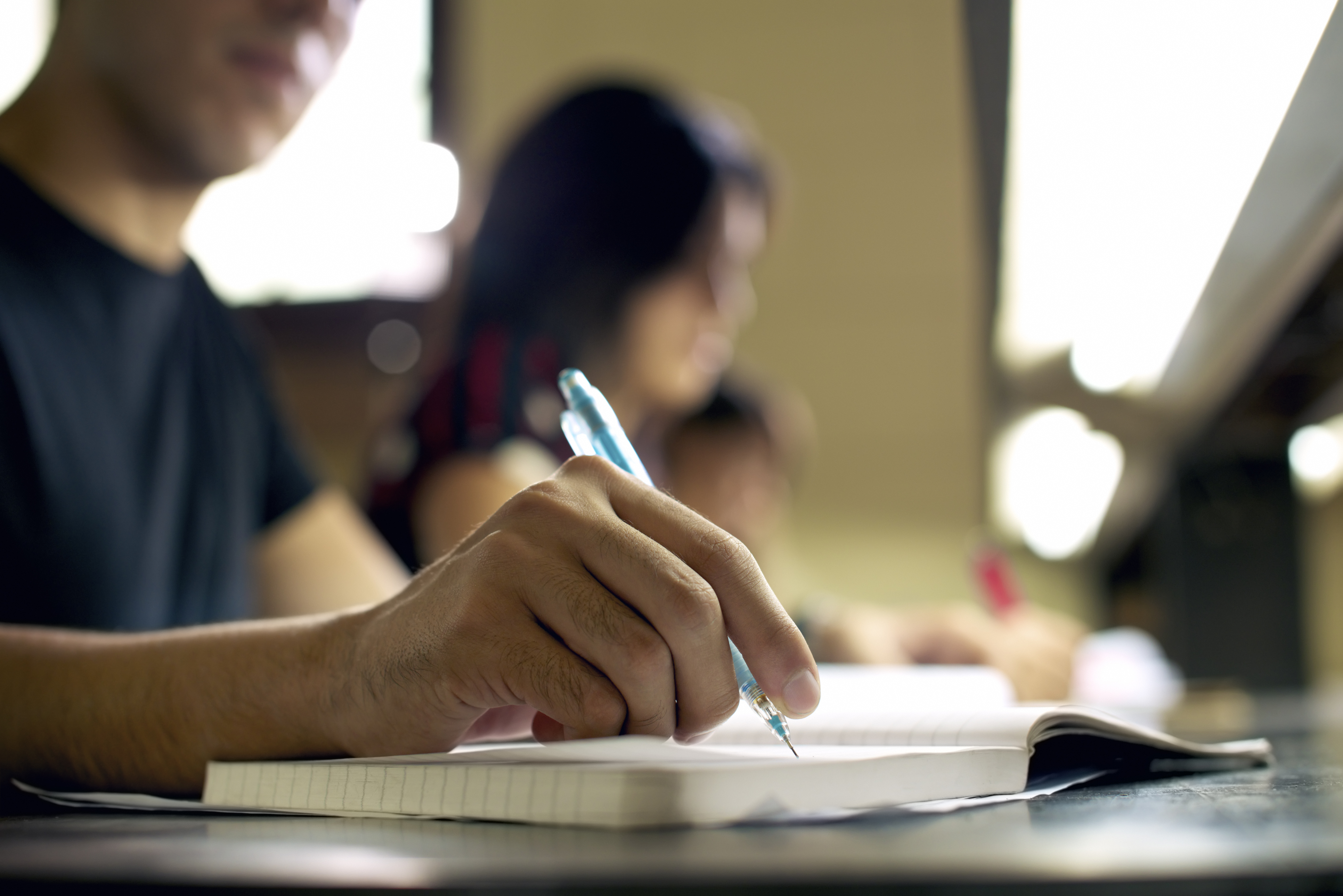 Aumentan los graduados latinos, pero no lo suficiente para cerrar la brecha