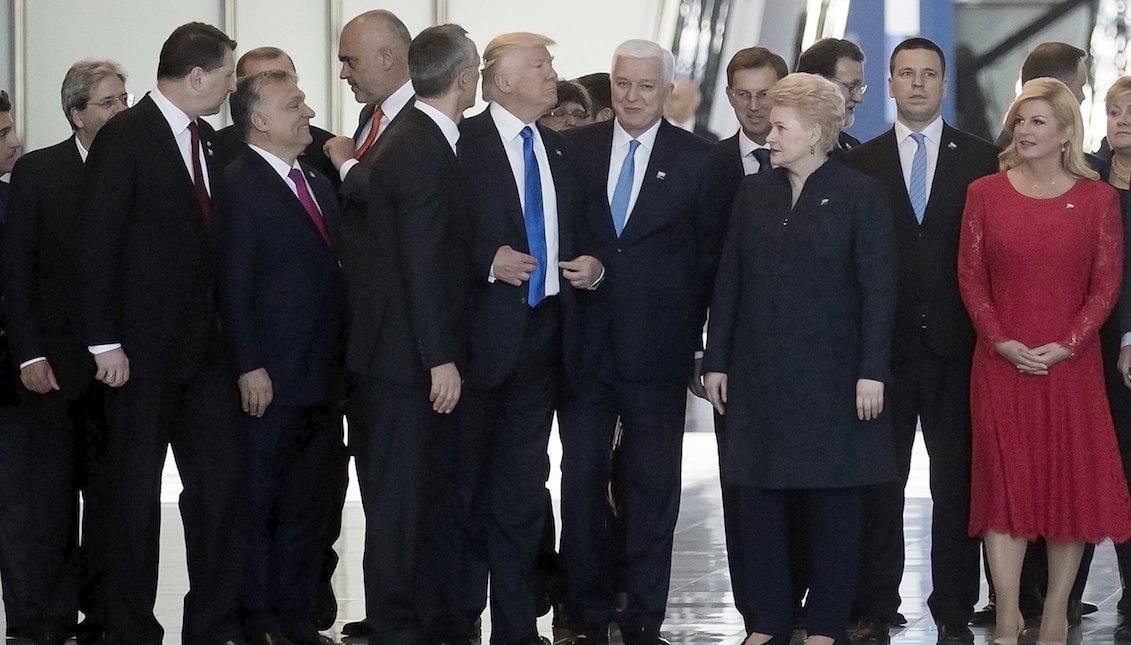 El presidente estadounidense, Donald J. Trump (c), pasa junto al primer ministro de Montenegro, Dusko Markovic (cd), mientras intenta hacerse hueco para la foto de familia la cumbre de la OTAN, en Bruselas (Bélgica), el 25 de mayo de 2017. EFE/ETIENNE LAURENT