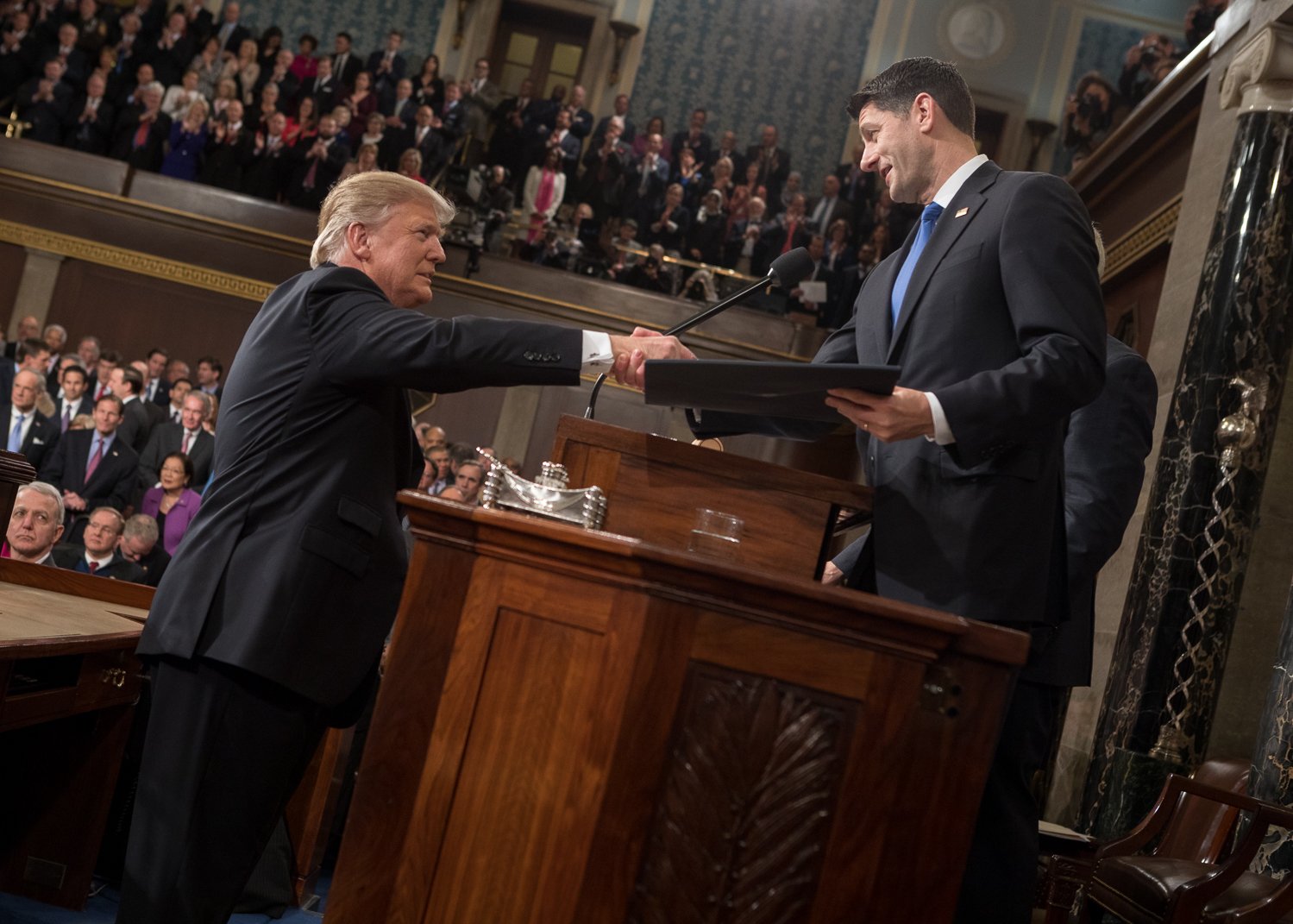 El vocero de la Cámara de Representantes, Paul Ryan, y el Presidente Donald Trump se dan la mano.