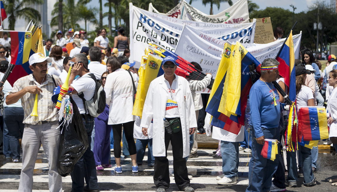 Un médico (c) participa en una manifestación en la Plaza Venezuela de Caracas para denunciar una crisis en el sector sanitario del país. EFE/SANTI DONAIRE
