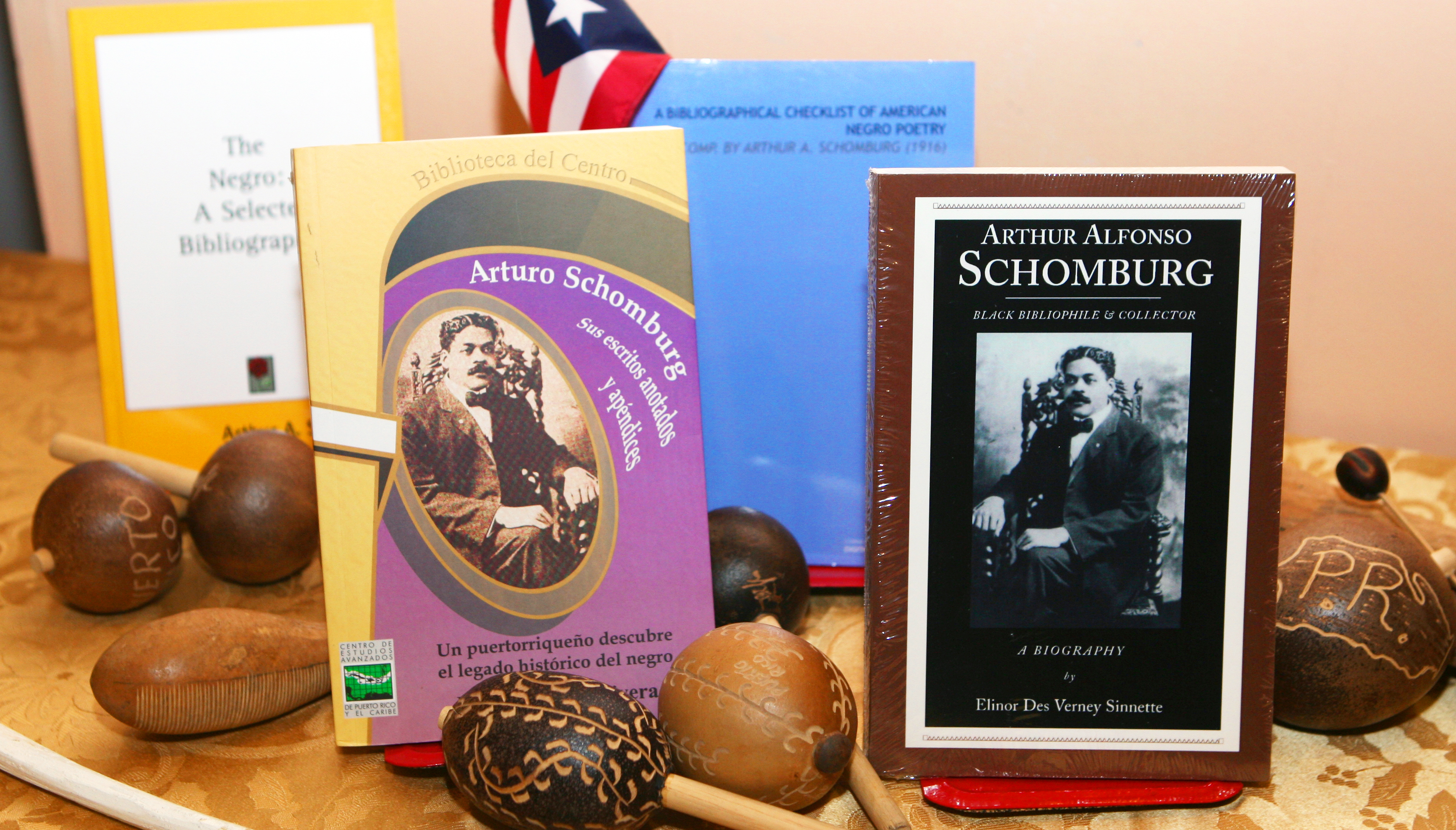 Schomburg como “uno de los bibliófilos y coleccionistas negros más reputados” quien “dedicó su vida” a recopilar materiales que documentan la vida negra.