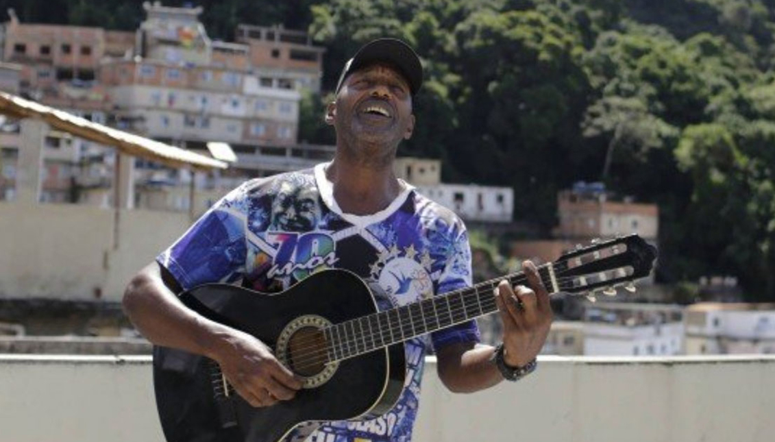 Carlos Augusto Jacob plays guitar on his terrace in Morro dos Tabares. Photo Gabriel de Paiva/ O Globo