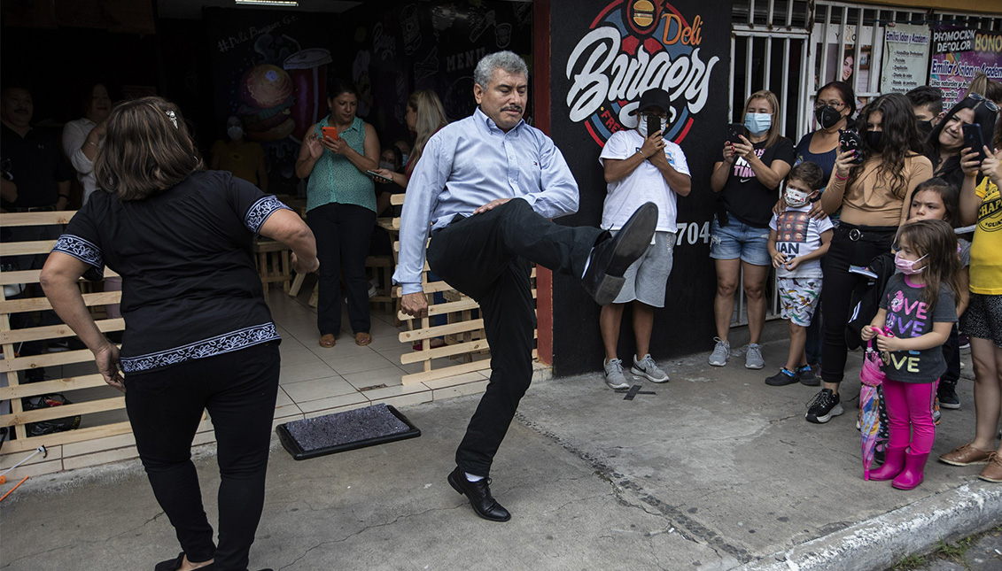 Fabio Rodolfo Vásquez y su esposa María Moreno se conocieron bailando hace 30 años. Photo: Associated Press
