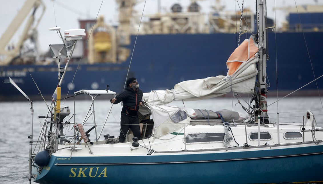 Manuel Ballestero zarpó de Porto Santo, en Portugal, el 24 de marzo y acaba de llegar a Argentina. Photo: Associated Press