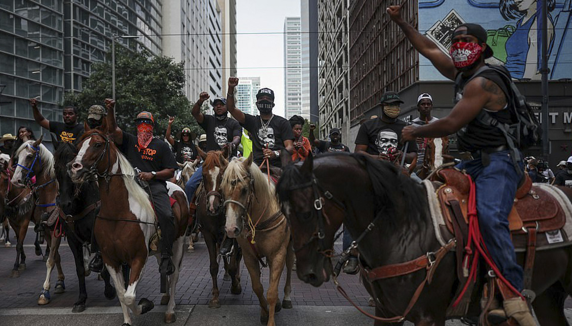 La treintena de cowboys negros lideraba a 60.000 manifestantes en las protestas por la muerte de George Floyd en Houston, Texas. Foto: Reuters.