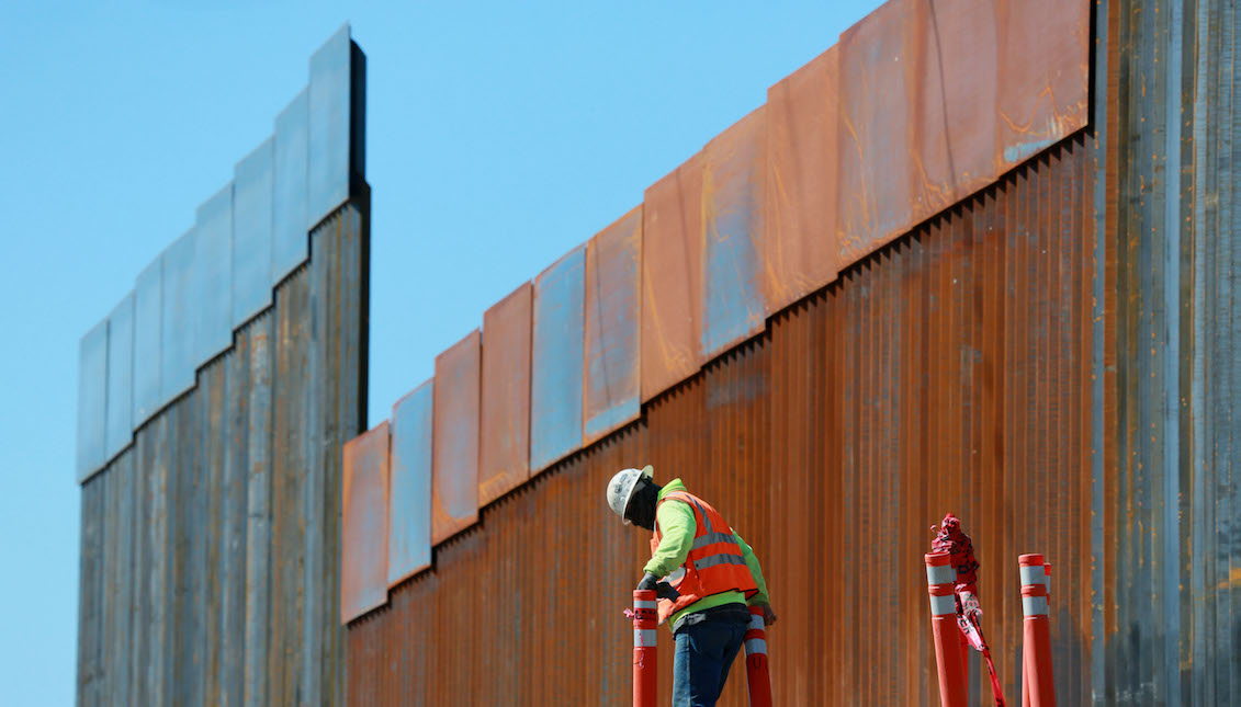OTAY MESA, CA - FEBRERO 22: Los trabajadores de la construcción construyen un muro fronterizo secundario el 22 de febrero de 2019 en Otay Mesa, California. (Foto de Sandy Huffaker/Getty Images)