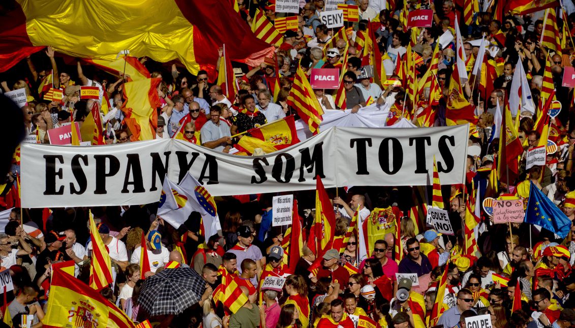 Vista de la manifestación convocada por Societat Civil Catalana hoy en Barcelona en defensa de la unidad de España bajo el lema "¡Basta! Recuperemos la sensatez" en la que se han participado miles de personas EFE/Quique García