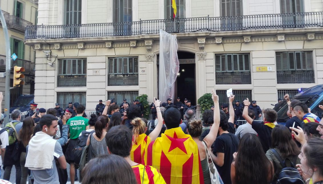 The brutality perpetrated by Spanish police last Sunday in order to prevent a referendum of independence in Catalonia has pushed dozens of young people to protest against the presence of the Spanish police in Barcelona. Photo: Andrea Rodés