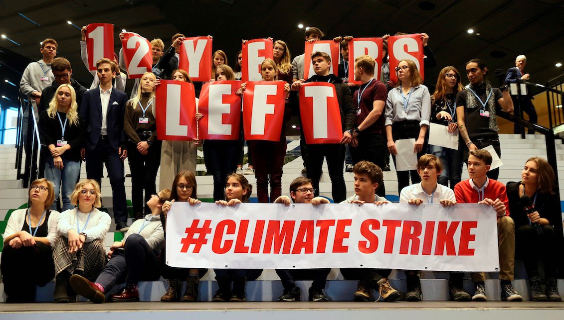 Young participants of the "Climate strike" movement, created by the 15-year-old Swedish activist Greta Thunberg, pose during the climate summit (COP24) of Katowice (Poland), on December 14, 2018. EFE / Andrzej Grygiel