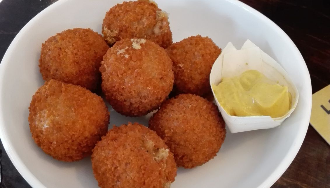 Uno de los platos más populares de Holanda son las kroketten, croquetas, que sirven prácticamente en cualquier local, acompañadas de mostaza. Estas 'kroketten', rellenas de bechamel vegetal, las sirven en el bar del Louis Hartlooper Center, un cine alternativo de Utrecht de estilo Art Déco. Foto: Andrea Rodés