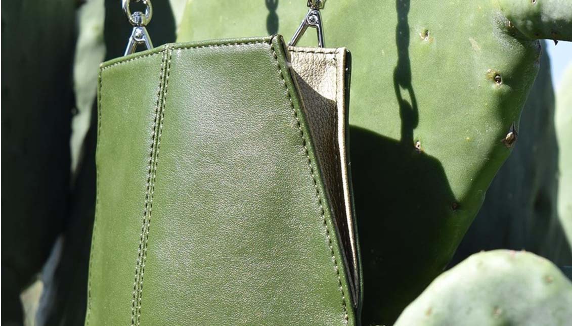 Los bolsos y calzados están hechos a partir del nopal, un tipo de cactus que abunda en Mexico. Vía Desserto.