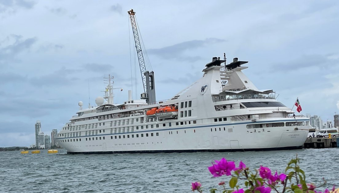 Star Breeze is the first cruise ship to arrive in Colombia after 17 months. Photo: Twitter @PuertoCTG