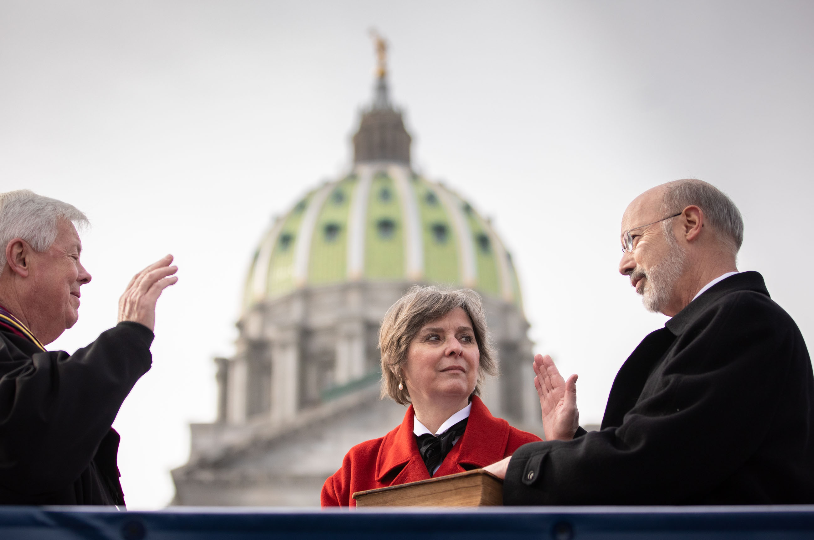 Gobernador Tom Wolf (derecha) con su esposa, Frances Wolf (izquierda) en la ceremonia de inauguración de Pensilvania el 15 de enero. Foto: Oficina del Gobernador de PA.
